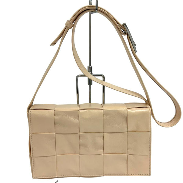 BOTTEGAVENETA/ボッテガヴェネタ】 カセットイントレチャート 667298 ショルダーバッグ レザー ピンクベージュ レディー –  真子質店 PawnShopMAKO