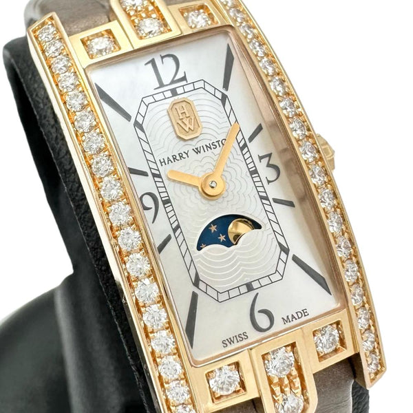 【HARRY WINSTON/ハリーウィンストン】 アヴェニューCミニ ムーンフェイズ ダイヤ入 AVCQMP16RR001 2020年購入 箱/保証書付 腕時計 K18YGイエローゴールド クオーツ ホワイトシェル文字盤/グレージュ革 レディース
【中古】【真子質店】【BL】




【MiMixx】