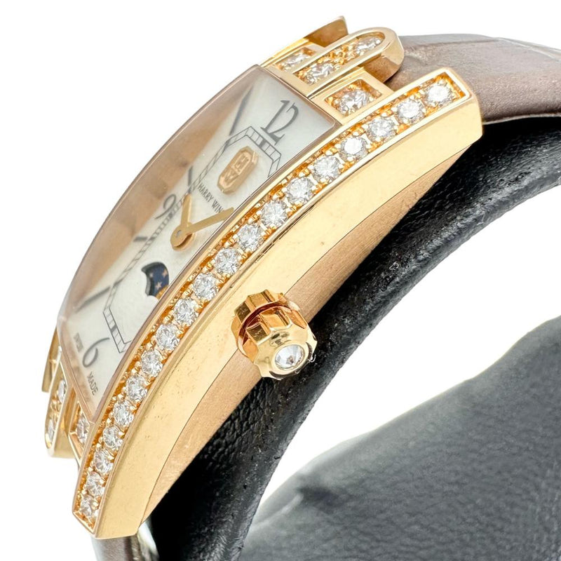 【HARRY WINSTON/ハリーウィンストン】 アヴェニューCミニ ムーンフェイズ ダイヤ入 AVCQMP16RR001 2020年購入 箱/保証書付 腕時計 K18YGイエローゴールド クオーツ ホワイトシェル文字盤/グレージュ革 レディース
【中古】【真子質店】【BL】




【MiMixx】