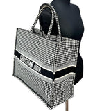 【Christian Dior/クリスチャンディオール】 ブックトート ラージ ハンドバッグ キャンバス 黒＆白 レディース【中古】【真子質店】【GD】




【Ixxx】