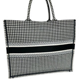 【Christian Dior/クリスチャンディオール】 ブックトート ラージ ハンドバッグ キャンバス 黒＆白 レディース【中古】【真子質店】【GD】




【Ixxx】