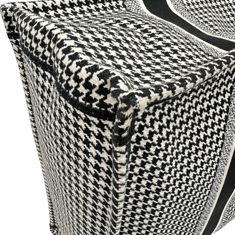 【Christian Dior/クリスチャンディオール】 ブックトート ラージ ハンドバッグ キャンバス 黒＆白 レディース【中古】【真子質店】【GD】




【Ixxx】