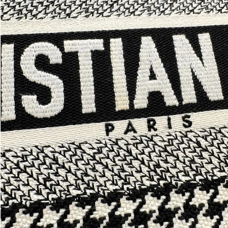 【Christian Dior/クリスチャンディオール】 ブックトート ラージ ハンドバッグ キャンバス 黒＆白 レディース【中古】【真子質店】【GD】




【Ixxx】