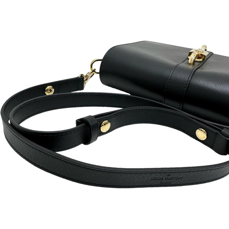 【シーンを選ばずさっと使える】LOUIS VUITTON ショルダーバッグ ヴィトンTシャツスニーカーに合うハンドバッグショルダーバッグ