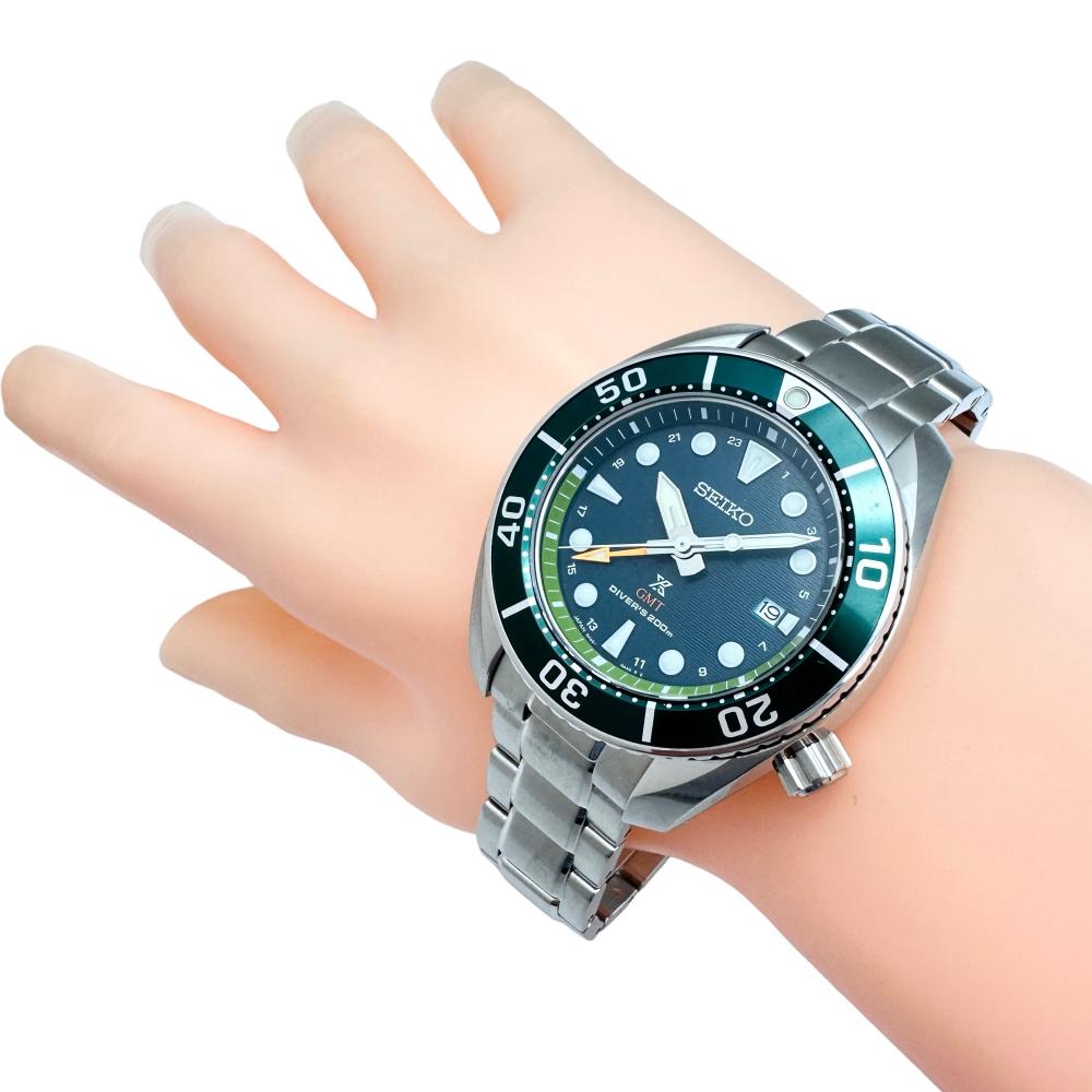 GMTタイプ Q Timex Continental GMT 6時側に開けられた扇形の窓から第二