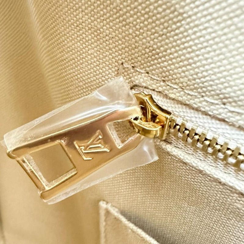 【LOUIS VUITTON/ルイ・ヴィトン】 オンザゴーGM モノグラムジャイアント M44571  トートバッグ ショルダーバッグ コーティングキャンバス カーキ/クリーム/ゴールド金具 レディース【中古】【真子質店】【BL】




【TDMoMa】