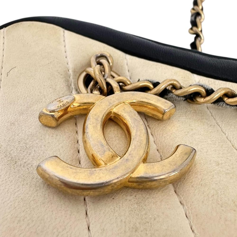 【CHANEL/シャネル】 Vステッチ チェーンショルダー ショルダーバッグ 21番台(2015年頃） レザー アイボリー/ブラック レディース【中古】【真子質店】【BL】




【Yxx】