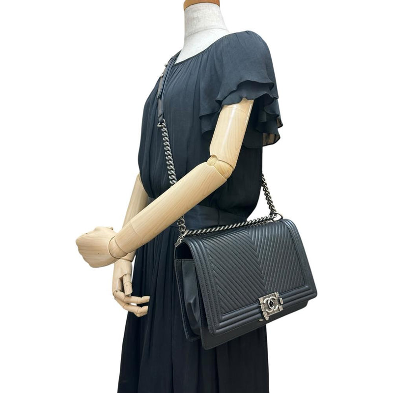 【CHANEL/シャネル】 ボーイシャネル28 Vステッチ チェーンショルダー ショルダーバッグ 20番（2014年頃）/▲シリアルシール剥がれ ラムスキン ブラックレザー/クスミシルバー金具 レディース【中古】【真子質店】【BL】




【TKMox】