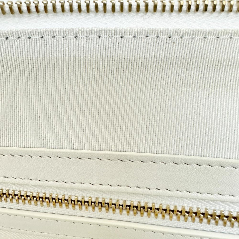 CHANEL ホワイトレザー クラッチバッグ CHANEL/シャネル】 カード/シール有 クラッチバッグ レザー
