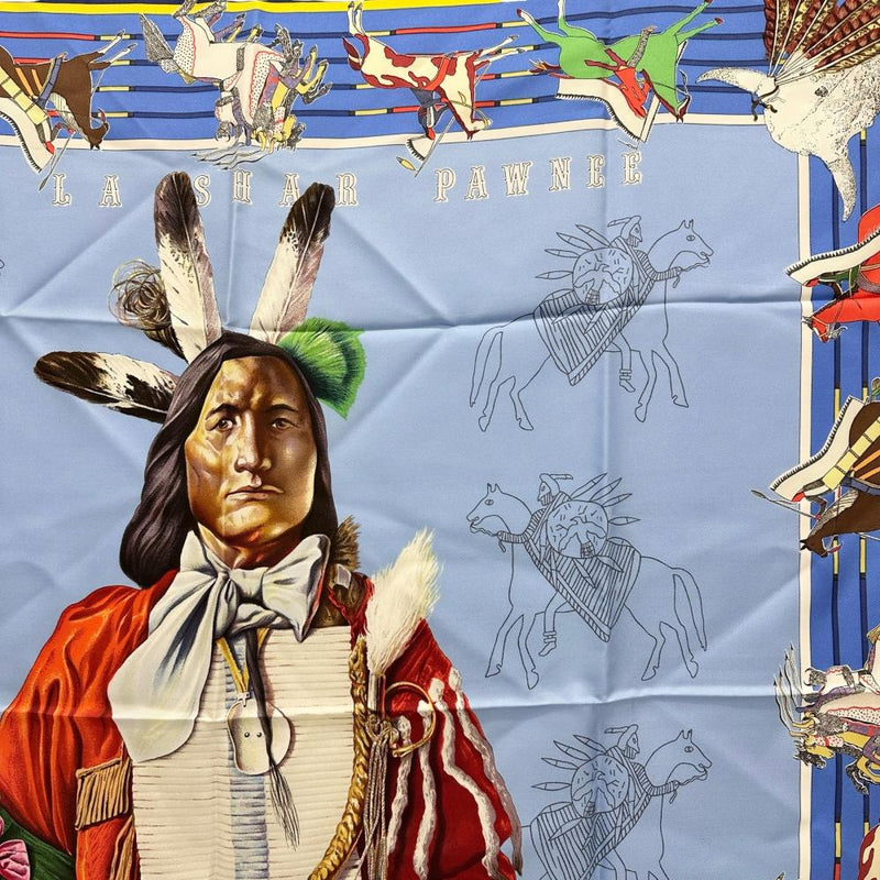 HERMES エルメス カレ90 羽飾りの激突 大判スカーフ シルク　ブルー青 HERMES/エルメス】 カレ90 「PANI LA SHAR PAWNEE」 スカーフ シルク