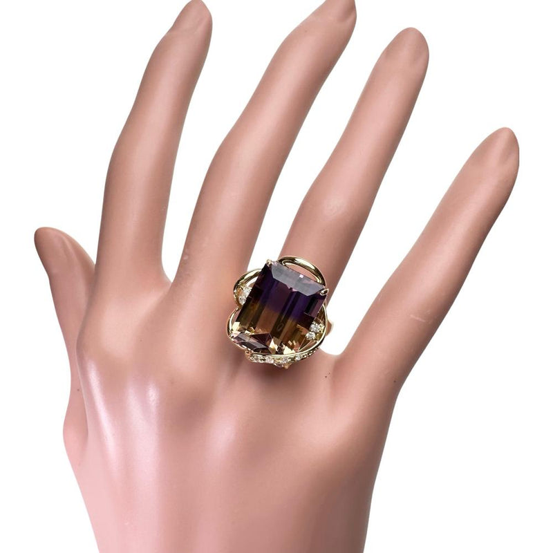 12号 バイカラー アメトリン 12.30ct ダイヤモンド 0.10ct リング・指輪 K18ゴールド 18金 8.1g レディース
【中古】【真子質店】【NN】




【YxMo】