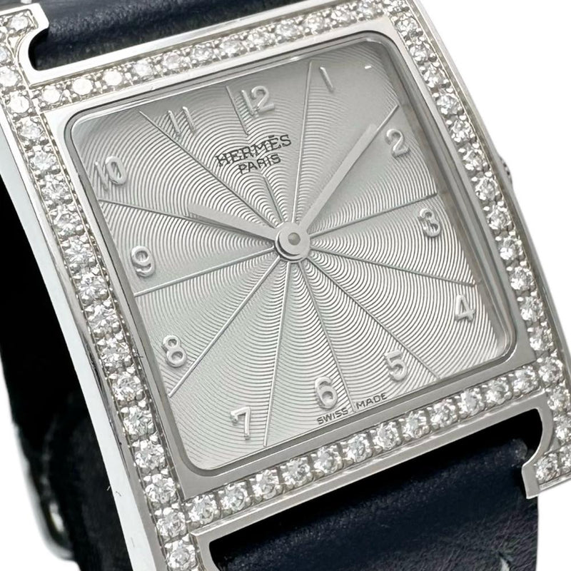 【HERMES/エルメス】 Hウォッチ ダイヤベゼル HH1.530 純正ダイヤ 腕時計 ステンレススチール/レザー クオーツ シルバー文字盤/ネイビー革（社外製）/純正尾錠 メンズ
【中古】【真子質店】【GD】




【ISMix】
