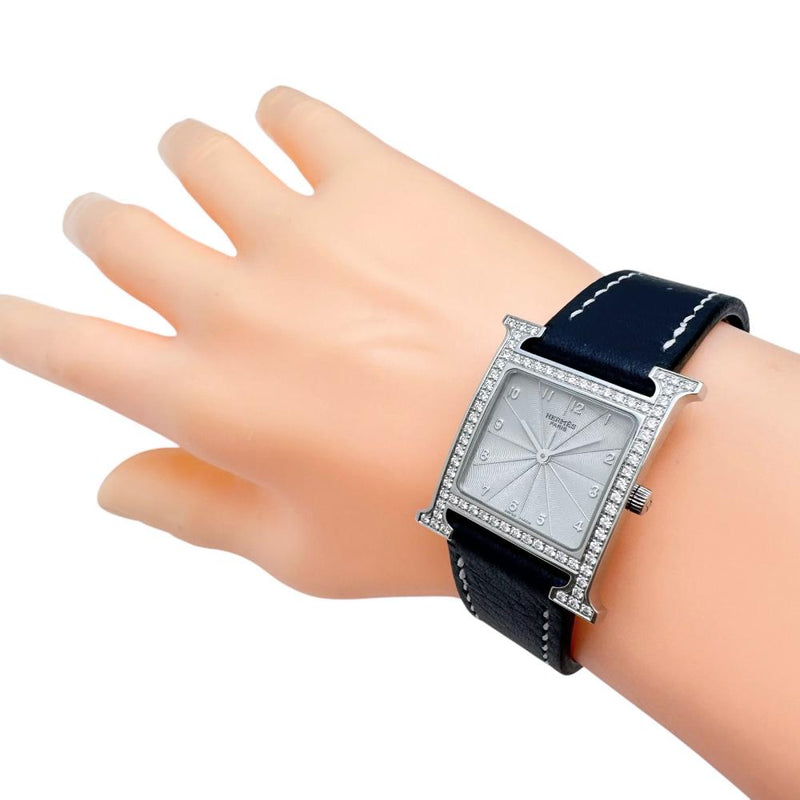 【HERMES/エルメス】 Hウォッチ ダイヤベゼル HH1.530 純正ダイヤ 腕時計 ステンレススチール/レザー クオーツ シルバー文字盤/ネイビー革（社外製）/純正尾錠 メンズ
【中古】【真子質店】【GD】




【ISMix】