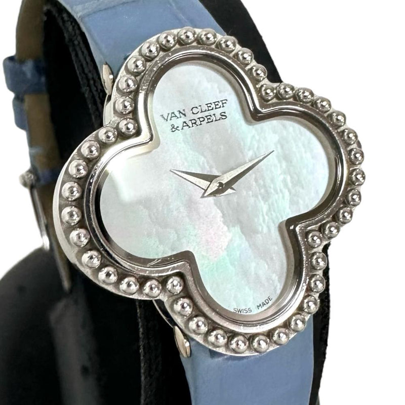 【Van Cleef & Arpels/ヴァンクリーフ＆アーペル】 ヴィンテージ アルハンブラ VCARD21600/HH46460 保証書/ギャラ/箱付 腕時計 K18WGホワイトゴールド/レザー クオーツ シェル文字盤/ブルー革ベルト(社外) レディース
【中古】【真子質店】【BL】




【MoMiMax】