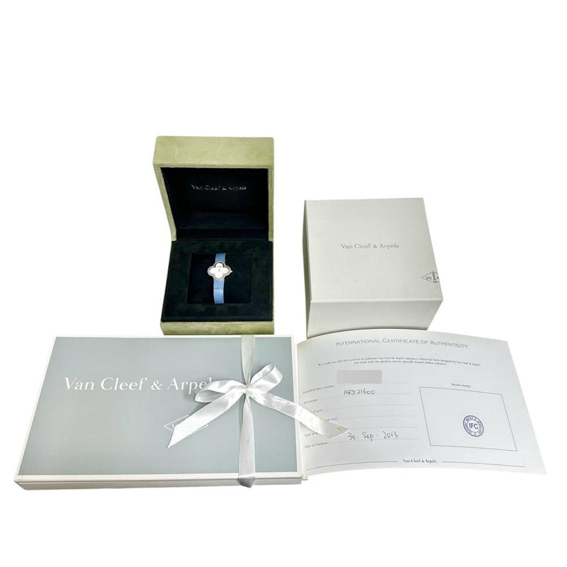 【Van Cleef & Arpels/ヴァンクリーフ＆アーペル】 ヴィンテージ アルハンブラ VCARD21600/HH46460 保証書/ギャラ/箱付 腕時計 K18WGホワイトゴールド/レザー クオーツ シェル文字盤/ブルー革ベルト(社外) レディース
【中古】【真子質店】【BL】




【MoMiMax】