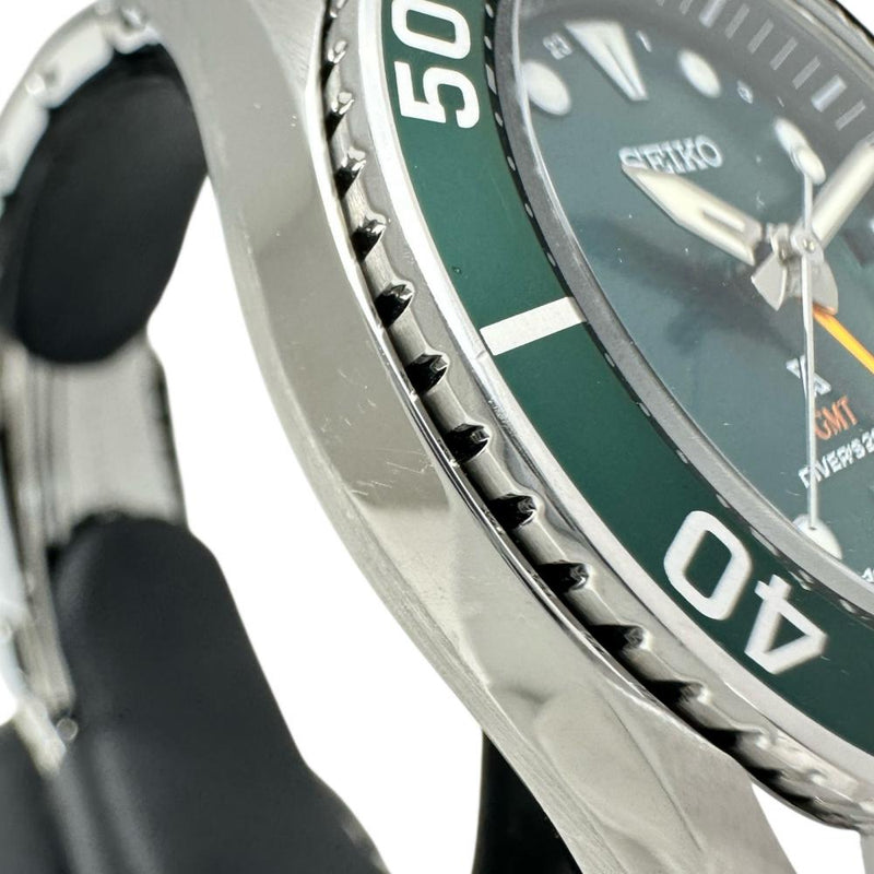 【SEIKO/セイコー】 プロスペックス スモウ SBPK001(5K65-0AA0) ソーラークオーツ　GMT　保証書/ギャラ/箱付き 腕時計 ステンレススチール ソーラー グリーン文字盤/シルバーベルト メンズ
【中古】【真子質店】【GD】




【DSMo】