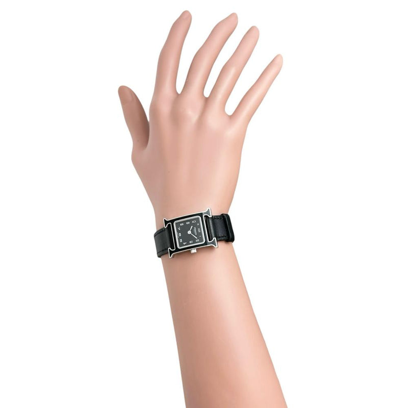 【HERMES/エルメス】 HH1.221 Hウォッチ　黒ラッカー　保証書/ギャラ/箱付き 腕時計 ステンレススチール/レザー クオーツ 2021年製 ブラック文字盤/ブラックレザーベルト レディース
【中古】【真子質店】【GD】




【IIII】