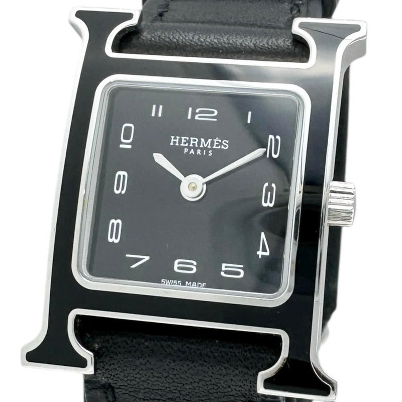 【HERMES/エルメス】 HH1.221 Hウォッチ　黒ラッカー　保証書/ギャラ/箱付き 腕時計 ステンレススチール/レザー クオーツ 2021年製 ブラック文字盤/ブラックレザーベルト レディース
【中古】【真子質店】【GD】




【IIII】