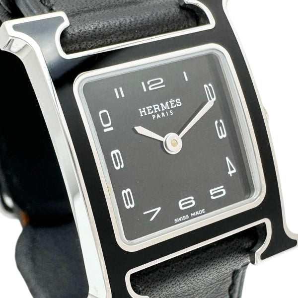 【HERMES/エルメス】 HH1.221 Hウォッチ　黒ラッカー　保証書/ギャラ/箱付き 腕時計 ステンレススチール/レザー クオーツ 2021年製 ブラック文字盤/ブラックレザーベルト レディース
【中古】【真子質店】【GD】




【IIII】