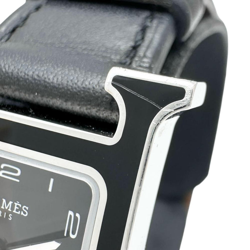 【HERMES/エルメス】 HH1.221 Hウォッチ　黒ラッカー　保証書/ギャラ/箱付き 腕時計 ステンレススチール/レザー クオーツ 2021年製 ブラック文字盤/ブラックレザーベルト レディース
【中古】【真子質店】【GD】




【IIII】
