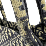 [Christian Dior] Christian Dior 50-MA-0158 Book Tote Large Tote Bag Canvas/Oblique Jacquard Navy Women's [Used] [Makoto Shichiten] [BL]

[Ixxx]