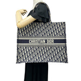 [Christian Dior] Christian Dior 50-MA-0158 Book Tote Large Tote Bag Canvas/Oblique Jacquard Navy Women's [Used] [Makoto Shichiten] [BL]

[Ixxx]