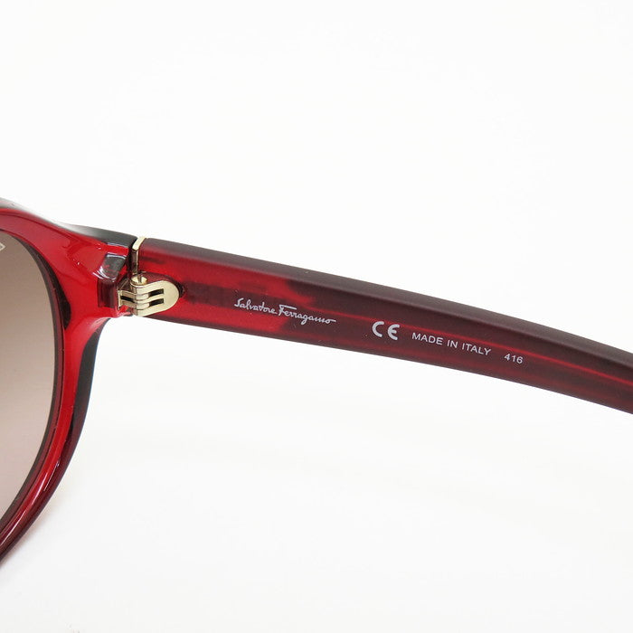 Ferragamo 赤い縁のグレーのサングラス squacy_fgm11-0012a15