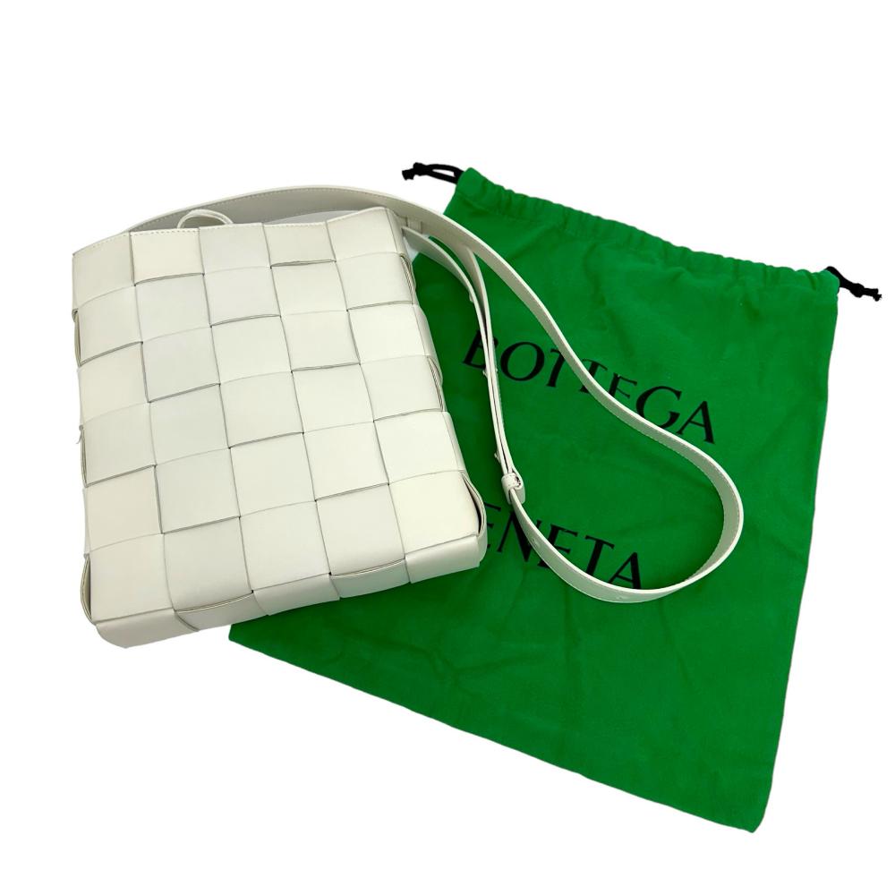 【BOTTEGAVENETA/ボッテガヴェネタ】 カセット　マキシイントレチャート 649601 ショルダーバッグ レザー ホワイト レディース【中古】【真子質店】【GD】【Mixx】 BOTTEGAVENETA/ボッテガヴェネタ】 カセット マキシイントレチャート